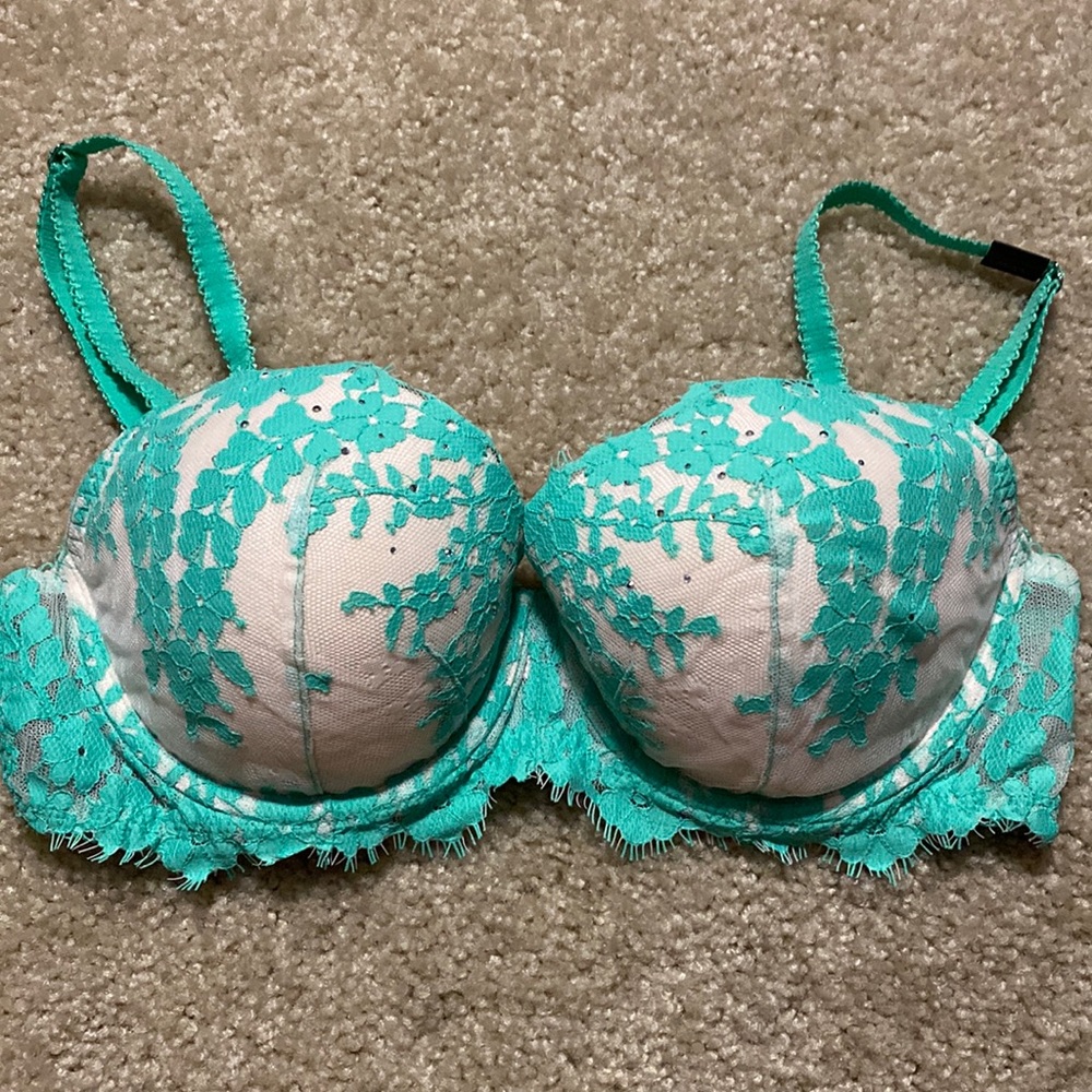 Victoria’s Secret green sequent lace bra never worn 34D
